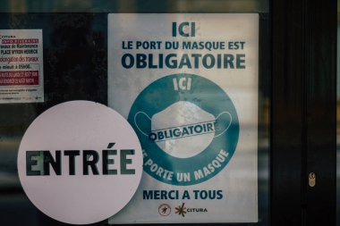 Reims 'in girişindeki Coronavirüs' ten korunmak için Fransa 'yı 15 Ağustos 2020' de gösteriyor. Fransa 'nın Grand Est bölgesinde bir şehir.