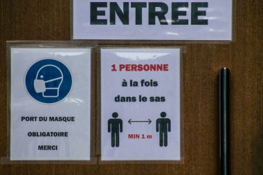Reims 'in girişindeki Coronavirüs' ten korunmak için Fransa 'yı 15 Ağustos 2020' de gösteriyor. Fransa 'nın Grand Est bölgesinde bir şehir.