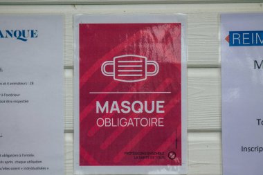 Reims 'in girişindeki Coronavirüs' ten korunmak için Fransa 'yı 15 Ağustos 2020' de gösteriyor. Fransa 'nın Grand Est bölgesinde bir şehir.