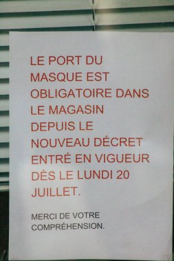 Reims 'in girişindeki Coronavirüs' ten korunmak için Fransa 'yı 15 Ağustos 2020' de gösteriyor. Fransa 'nın Grand Est bölgesinde bir şehir.