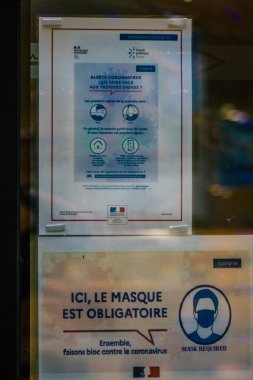 Reims 'in girişindeki Coronavirüs' ten korunmak için Fransa 'yı 15 Ağustos 2020' de gösteriyor. Fransa 'nın Grand Est bölgesinde bir şehir.