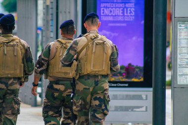 Reims Fransa 15 Ağustos 2020 'de Fransa' nın Grand Est bölgesindeki Reims caddelerinde devriye gezen kimliği belirsiz Fransız askerlerine bakmaktadır.