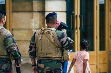 Reims Fransa 15 Ağustos 2020 'de Fransa' nın Grand Est bölgesindeki Reims caddelerinde devriye gezen kimliği belirsiz Fransız askerlerine bakmaktadır.