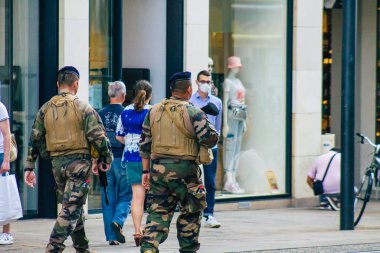 Reims Fransa 15 Ağustos 2020 'de Fransa' nın Grand Est bölgesindeki Reims caddelerinde devriye gezen kimliği belirsiz Fransız askerlerine bakmaktadır.