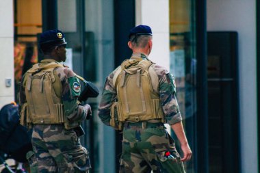 Reims Fransa 15 Ağustos 2020 'de Fransa' nın Grand Est bölgesindeki Reims caddelerinde devriye gezen kimliği belirsiz Fransız askerlerine bakmaktadır.