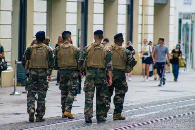 Reims Fransa 15 Ağustos 2020 'de Fransa' nın Grand Est bölgesindeki Reims caddelerinde devriye gezen kimliği belirsiz Fransız askerlerine bakmaktadır.