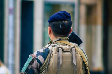 Reims Fransa 15 Ağustos 2020 'de Fransa' nın Grand Est bölgesindeki Reims caddelerinde devriye gezen kimliği belirsiz Fransız askerlerine bakmaktadır.