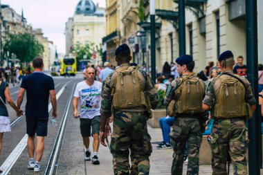 Reims Fransa 15 Ağustos 2020 'de Fransa' nın Grand Est bölgesindeki Reims caddelerinde devriye gezen kimliği belirsiz Fransız askerlerine bakmaktadır.