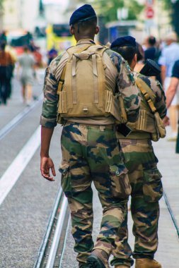 Reims Fransa 15 Ağustos 2020 'de Fransa' nın Grand Est bölgesindeki Reims caddelerinde devriye gezen kimliği belirsiz Fransız askerlerine bakmaktadır.