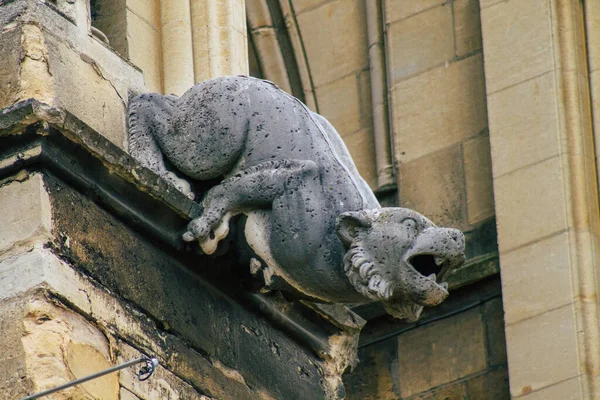 Reims France 15 Ağustos 2020 Roma Katolik Notre Dame de Reims Katedrali dış cephe görüntüsü, Fransa 'nın Grand Est bölgesinde bir şehir ve Avrupa' nın en eskilerindendir.