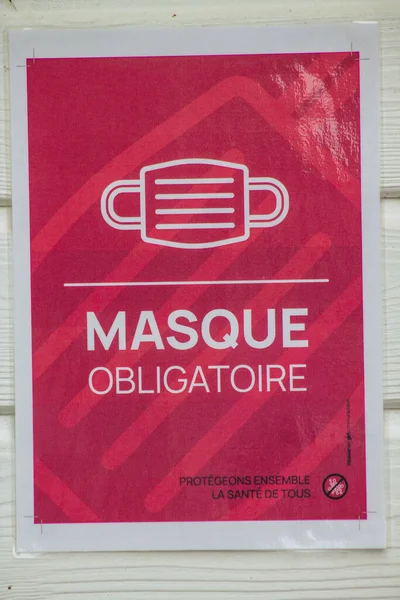 Reims 'in girişindeki Coronavirüs' ten korunmak için Fransa 'yı 15 Ağustos 2020' de gösteriyor. Fransa 'nın Grand Est bölgesinde bir şehir.