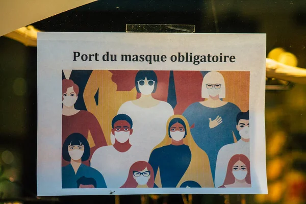 Reims 'in girişindeki Coronavirüs' ten korunmak için Fransa 'yı 15 Ağustos 2020' de gösteriyor. Fransa 'nın Grand Est bölgesinde bir şehir.