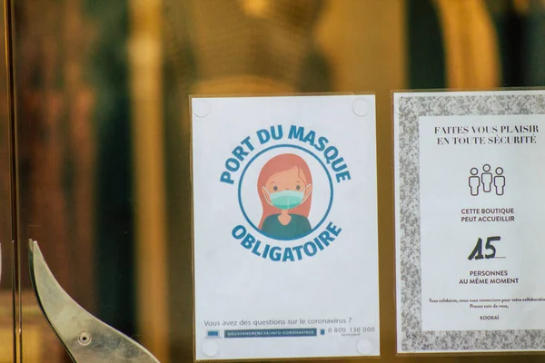 Reims 'in girişindeki Coronavirüs' ten korunmak için Fransa 'yı 15 Ağustos 2020' de gösteriyor. Fransa 'nın Grand Est bölgesinde bir şehir.