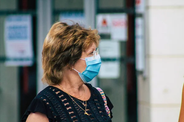 ランスフランス2020年8月15日顔のマスクを持つ未確認歩行者のビューは ランス フランスのグランドイースト地域の都市の通りを歩くコロナウイルスから身を守るために — ストック写真
