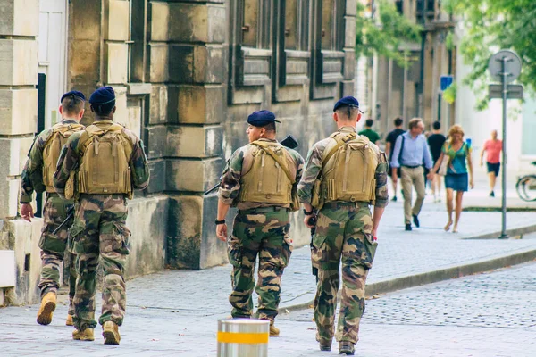 Reims Fransa 15 Ağustos 2020 'de Fransa' nın Grand Est bölgesindeki Reims caddelerinde devriye gezen kimliği belirsiz Fransız askerlerine bakmaktadır.