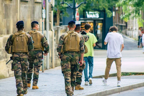 Reims Fransa 15 Ağustos 2020 'de Fransa' nın Grand Est bölgesindeki Reims caddelerinde devriye gezen kimliği belirsiz Fransız askerlerine bakmaktadır.