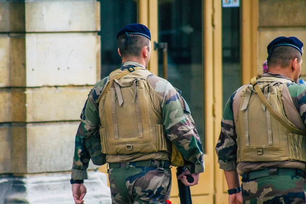 Reims Fransa 15 Ağustos 2020 'de Fransa' nın Grand Est bölgesindeki Reims caddelerinde devriye gezen kimliği belirsiz Fransız askerlerine bakmaktadır.