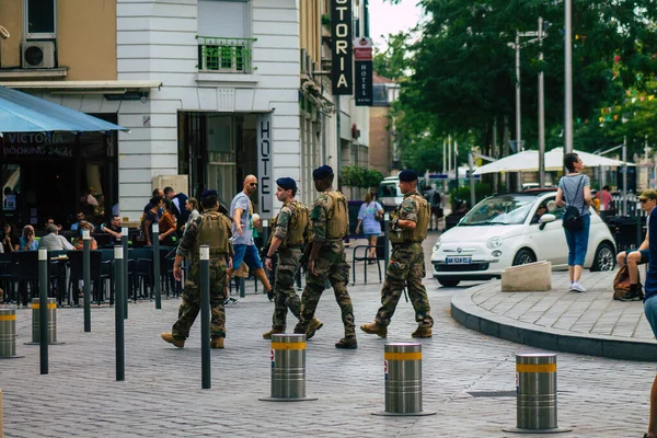 Reims Fransa 15 Ağustos 2020 'de Fransa' nın Grand Est bölgesindeki Reims caddelerinde devriye gezen kimliği belirsiz Fransız askerlerine bakmaktadır.