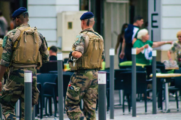 Reims Fransa 15 Ağustos 2020 'de Fransa' nın Grand Est bölgesindeki Reims caddelerinde devriye gezen kimliği belirsiz Fransız askerlerine bakmaktadır.