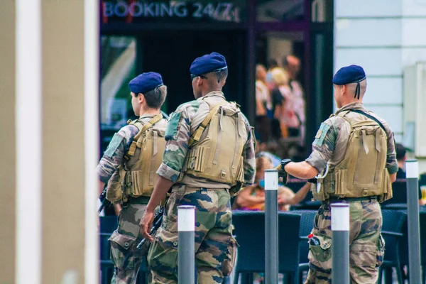 Reims Fransa 15 Ağustos 2020 'de Fransa' nın Grand Est bölgesindeki Reims caddelerinde devriye gezen kimliği belirsiz Fransız askerlerine bakmaktadır.