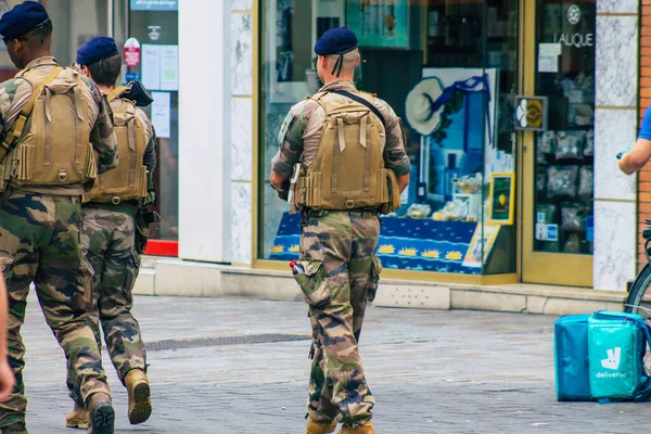 Reims Fransa 15 Ağustos 2020 'de Fransa' nın Grand Est bölgesindeki Reims caddelerinde devriye gezen kimliği belirsiz Fransız askerlerine bakmaktadır.