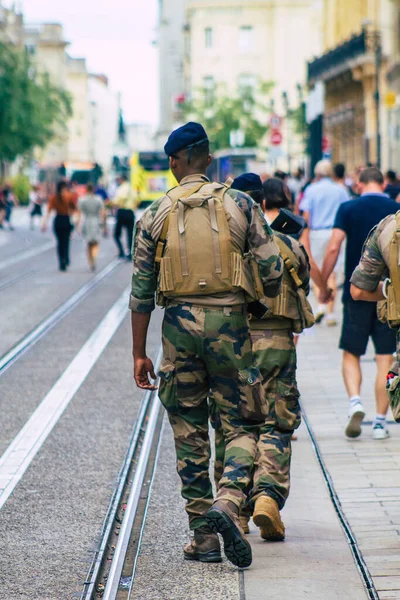Reims Fransa 15 Ağustos 2020 'de Fransa' nın Grand Est bölgesindeki Reims caddelerinde devriye gezen kimliği belirsiz Fransız askerlerine bakmaktadır.