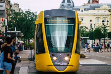 Fransa 'yı 15 Ağustos 2020' de, Fransa 'nın Grand Est bölgesindeki bir şehir olan Reims toplu taşıma sisteminin bir parçası olan caddelerden geçen yolculara yönelik modern bir elektrikli tramvaya bakıyor.