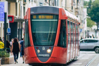 Fransa 'yı 15 Ağustos 2020' de, Fransa 'nın Grand Est bölgesindeki bir şehir olan Reims toplu taşıma sisteminin bir parçası olan caddelerden geçen yolculara yönelik modern bir elektrikli tramvaya bakıyor.