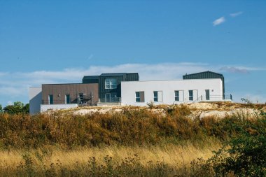 16 Ağustos 2020 'de, Fransa' nın Grand Est bölgesinde yer alan ve Avrupa 'nın en eski binalarından biri olan Reims' in kırsalında yer alan modern bir binaya bakmaktadır.