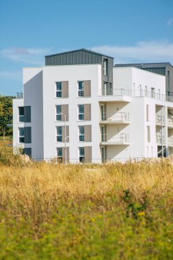 16 Ağustos 2020 'de, Fransa' nın Grand Est bölgesinde yer alan ve Avrupa 'nın en eski binalarından biri olan Reims' in kırsalında yer alan modern bir binaya bakmaktadır.