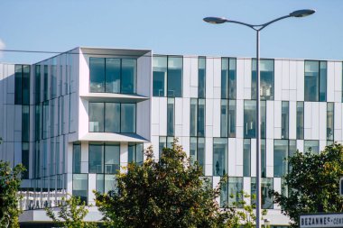 16 Ağustos 2020 'de, Fransa' nın Grand Est bölgesinde yer alan ve Avrupa 'nın en eski binalarından biri olan Reims' in kırsalında yer alan modern bir binaya bakmaktadır.