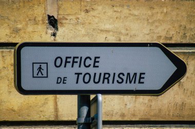 Reims şehir merkezindeki karayolu kullanıcısına bilgi sağlamak için yol kenarına ya da üzerinde dikilmiş sokak levhası ya da yol işareti 16 Ağustos 2020 Reims Fransa görünümü