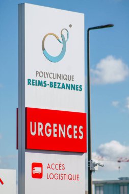 Reims şehir merkezindeki karayolu kullanıcısına bilgi sağlamak için yol kenarına ya da üzerinde dikilmiş sokak levhası ya da yol işareti 16 Ağustos 2020 Reims Fransa görünümü