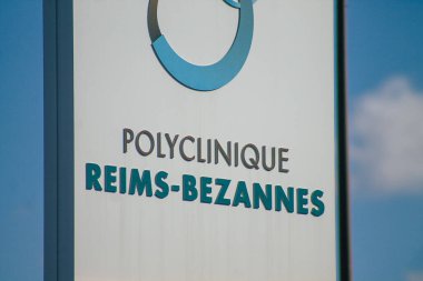 Reims şehir merkezindeki karayolu kullanıcısına bilgi sağlamak için yol kenarına ya da üzerinde dikilmiş sokak levhası ya da yol işareti 16 Ağustos 2020 Reims Fransa görünümü