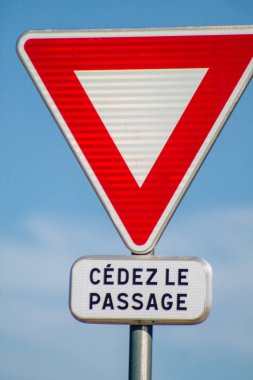 Reims şehir merkezindeki karayolu kullanıcısına bilgi sağlamak için yol kenarına ya da üzerinde dikilmiş sokak levhası ya da yol işareti 16 Ağustos 2020 Reims Fransa görünümü