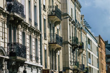 Reims 'de bulunan tarihi bir binanın ön cephesi, Fransa' nın Grand Est bölgesindeki bir şehir ve Avrupa 'nın en eskilerindendir.