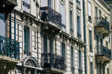 Reims 'de bulunan tarihi bir binanın ön cephesi, Fransa' nın Grand Est bölgesindeki bir şehir ve Avrupa 'nın en eskilerindendir.