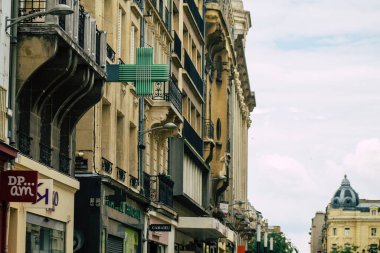 Reims 'de bulunan tarihi bir binanın ön cephesi, Fransa' nın Grand Est bölgesindeki bir şehir ve Avrupa 'nın en eskilerindendir.