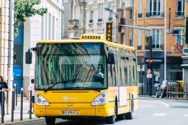 Reims France 15 Ağustos 2020, Fransa 'nın Grand Est bölgesinde bir şehir olan Reims toplu taşıma sisteminin bir parçası olan sokaklardan geçen yolcular için geleneksel bir şehir otobüsü görüntüsü