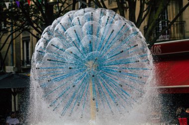 16 Ağustos 2020 'de, Fransa' nın Grand Est bölgesinde yer alan ve Avrupa 'nın en eskilerinden biri olan Reims şehir merkezindeki bir çeşmenin manzarasını anlatıyor.