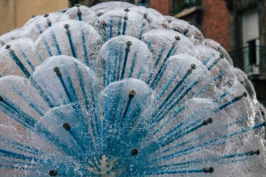 16 Ağustos 2020 'de, Fransa' nın Grand Est bölgesinde yer alan ve Avrupa 'nın en eskilerinden biri olan Reims şehir merkezindeki bir çeşmenin manzarasını anlatıyor.