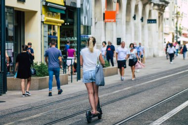 Reims caddelerinde elektrikli scooterla dolaşan kimliği belirsiz insanların 15 Ağustos 2020 'de küçük bir iç yanmalı motorlar ve merkezde bir güverte ile çalışmalarını anlatıyor.