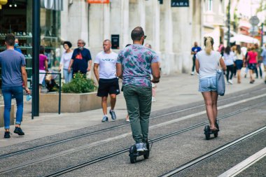 Reims caddelerinde elektrikli scooterla dolaşan kimliği belirsiz insanların 15 Ağustos 2020 'de küçük bir iç yanmalı motorlar ve merkezde bir güverte ile çalışmalarını anlatıyor.