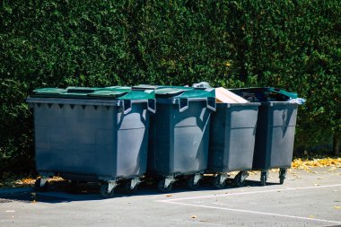 Reims 'de, Fransa' nın Grand Est bölgesinde bir şehir olan ve Avrupa 'nın en eski kentlerinden biri olan Reims şehir merkezindeki çöp konteynırına 15 Ağustos 2020' de bakmaktadır.