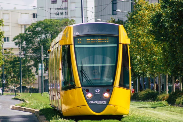 Fransa 'yı 15 Ağustos 2020' de, Fransa 'nın Grand Est bölgesindeki bir şehir olan Reims toplu taşıma sisteminin bir parçası olan caddelerden geçen yolculara yönelik modern bir elektrikli tramvaya bakıyor.