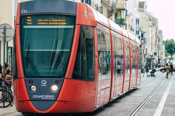 Реймс Франция Август 2020 Вид Современный Электрический Трамвай Пассажиров Проезжающих — стоковое фото