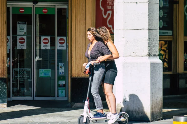 Reims Francie Srpen 2020 Pohled Neidentifikované Lidi Valící Elektrickým Skútrem — Stock fotografie