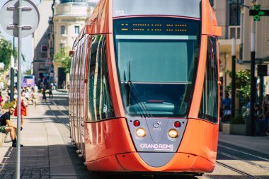 Fransa 'yı 20 Ağustos 2020' de, Fransa 'nın Grand Est bölgesindeki bir şehir olan Reims toplu taşıma sisteminin bir parçası olan caddelerden geçen yolcular için modern bir elektrikli tramvaya bakıyor.