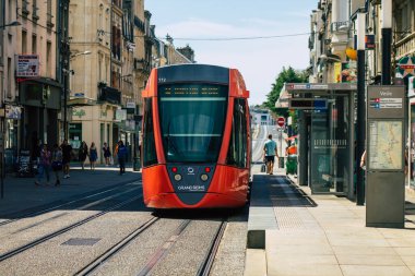 Fransa 'yı 20 Ağustos 2020' de, Fransa 'nın Grand Est bölgesindeki bir şehir olan Reims toplu taşıma sisteminin bir parçası olan caddelerden geçen yolcular için modern bir elektrikli tramvaya bakıyor.