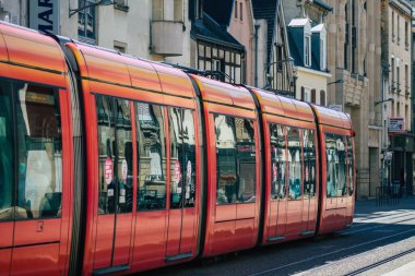 Fransa 'yı 20 Ağustos 2020' de, Fransa 'nın Grand Est bölgesindeki bir şehir olan Reims toplu taşıma sisteminin bir parçası olan caddelerden geçen yolcular için modern bir elektrikli tramvaya bakıyor.
